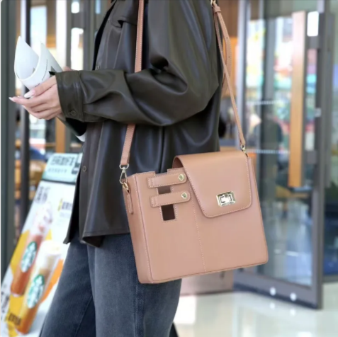 Insulated Crossbody Kettle Bag